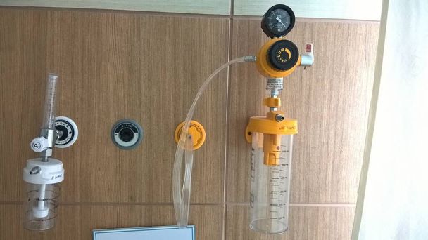 Aria ossigeno medica e connessione vaccum nella parete dell'ospedale - Foto, immagini