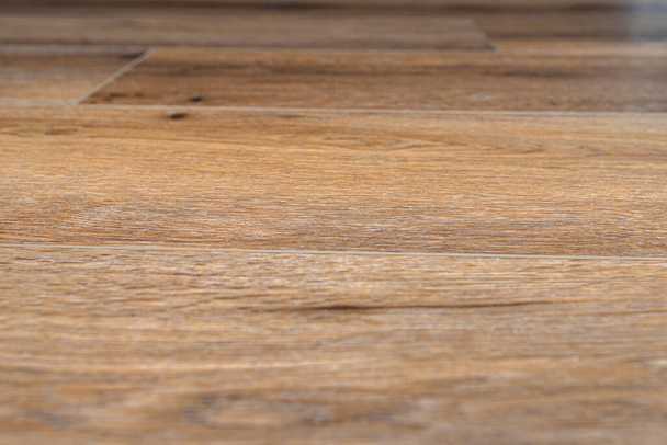 Φόντο από σύγχρονα πάνελ βινυλίου που μιμούνται το ξύλο σε ένα σαλόνι με επιλεκτική εστίαση. - Φωτογραφία, εικόνα