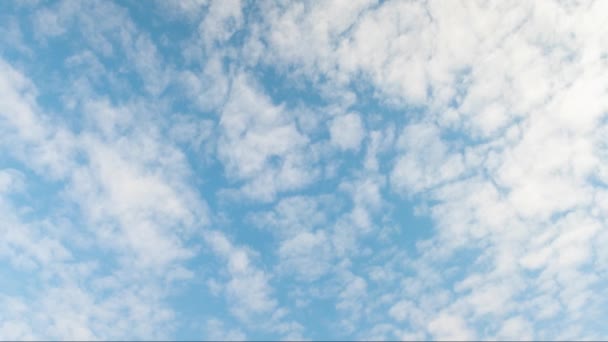 Хронология белых облаков, движущихся над прекрасным голубым небом, в солнечный весенний день. Запись 1080p - Кадры, видео