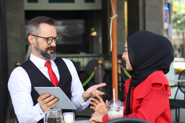 Αραβική ομάδα σερβιτόρων συνάντηση και συζήτηση πάνω από το μενού πριν από το άνοιγμα του καφέ στο halal εστιατόριο για μουσουλμανική και Μέση Ανατολή πολιτισμού - Φωτογραφία, εικόνα
