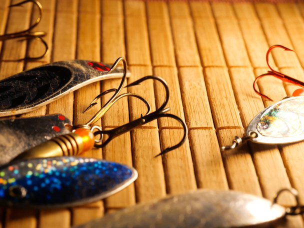 Рыболовное оборудование на старом деревянном столе. Концепция спорта и отдыха. Выборочный фокус. Макро - Фото, изображение