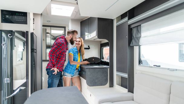 Nő és férfi tesztelés belsejében lakókocsi akarnak vásárolni vagy bérelni - Fotó, kép