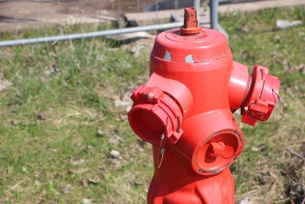 Красный типичный американский пожарный гидрант в сельской местности. - Фото, изображение