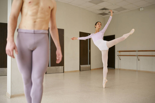 Deux danseurs de ballet, répétition de danse. Ballerine avec formation de partenaire en classe, intérieur studio de danse - Photo, image