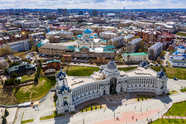 Kazan 'ın eski bir bölgesindeki güzel mimari binaların ve parkın ve Volga nehrinin panoramik manzarası insansız hava aracıyla filme alındı.  - Fotoğraf, Görsel