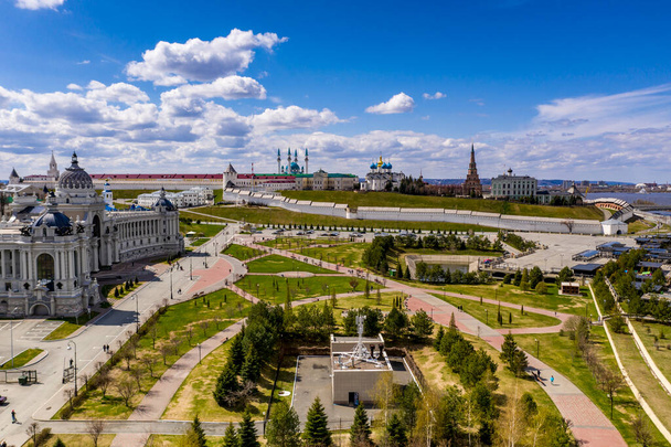 Kazan 'ın eski bir bölgesindeki güneşli bir günde büyük bir Kremlin kalesinin panoramik görüntüsü insansız hava aracından çekildi. - Fotoğraf, Görsel