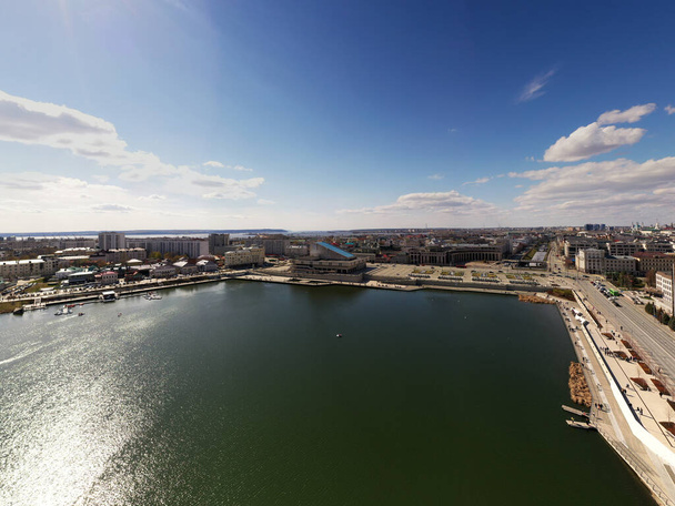 panoraamanäkymät kauniisiin arkkitehtonisiin rakennuksiin ja ratkaisuihin puistossa ja Volga-joella vanhassa Kazanin kaupunginosassa kuvattuna drone  - Valokuva, kuva
