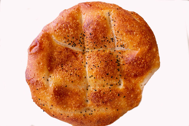 Perinteinen ramadan pitas eristetty valkoinen tausta. Kuuluisa perinteinen ramadan leipä - Valokuva, kuva