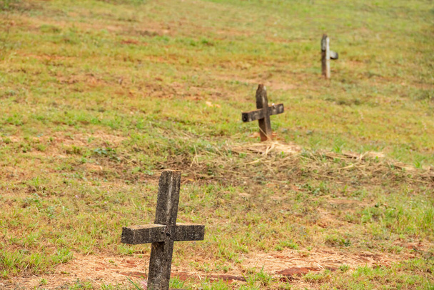  Yksityiskohta useita ristejä yksinkertaisia hautoja Park Cemetery (Cemitrio Parque) kaupungin Goiania. - Valokuva, kuva