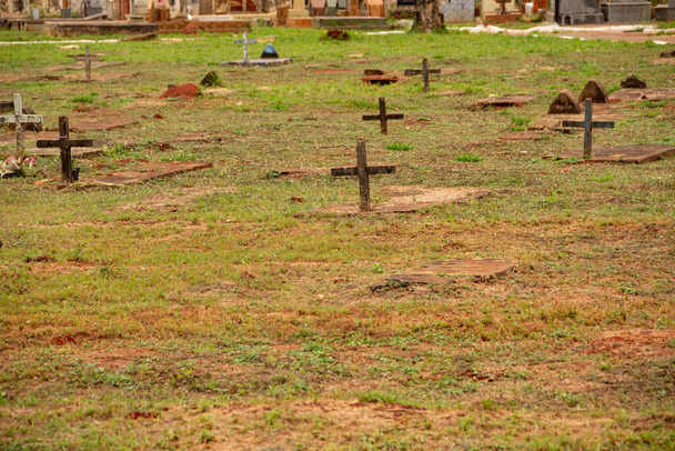  Szczegóły kilku krzyży w prostych grobowcach na cmentarzu Park (Cemitrio Parque) w mieście Goiania. - Zdjęcie, obraz