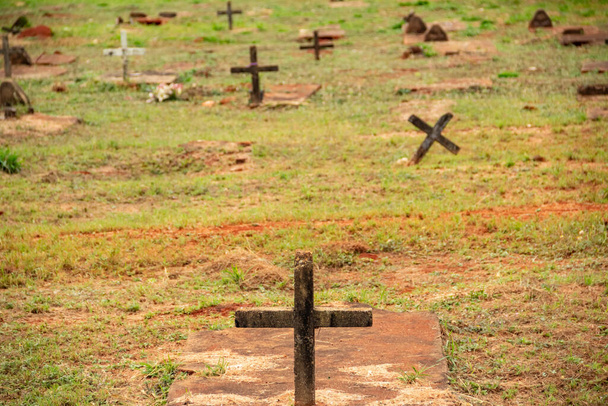  Λεπτομέρεια από αρκετούς σταυρούς σε απλούς τάφους στο Νεκροταφείο του Πάρκου Cemitrio Parque στην πόλη Goiania. - Φωτογραφία, εικόνα