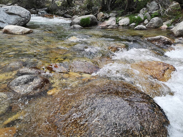 vízesés a madridi Pedriza-hegyen - Fotó, kép