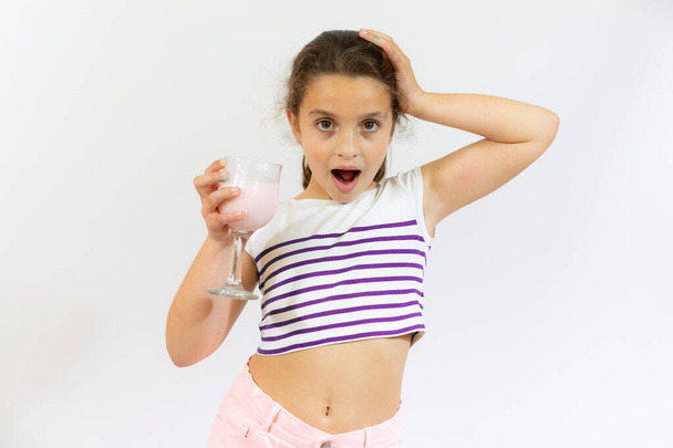 Criança sorrindo segurar garrafa de smoothie isolado sobre fundo branco. Conceito saudável. - Foto, Imagem