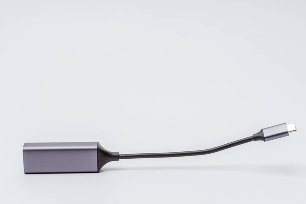 Ethernet adapter fehér háttérrel. Fekete ethernet kábel közelről - Fotó, kép