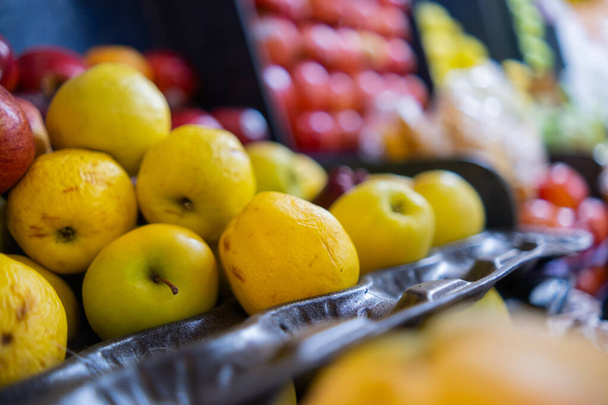 Close-up van kleurrijke fruitkraam met appels, kleine bananen en meer - Foto, afbeelding
