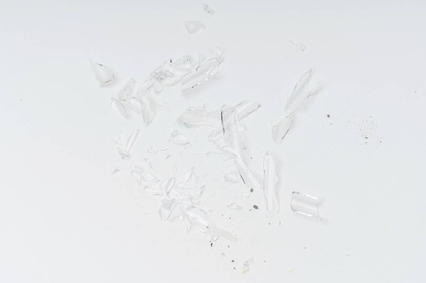 Glas von zerbrochenen Glühbirnen auf weißem Hintergrund. Crash-Glühbirnen für Scheinwerfer aus nächster Nähe - Foto, Bild