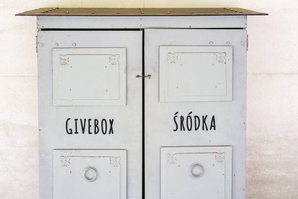 Poznan, wielkopolskie, Polonia, 01.05.2021: Givebox in Srodka, Poznan, Polonia - Foto, imagen