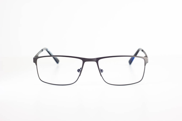 Klarglasbrille mit dünnem Metallrahmen Nahaufnahme isoliert auf weißem Hintergrund geringe Schärfentiefe. - Foto, Bild