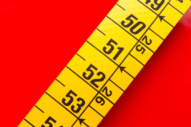 Žlutá páska pro měření obvodů předmětů; krejčovská a krejčovská páska pro měření tělesa. - Fotografie, Obrázek