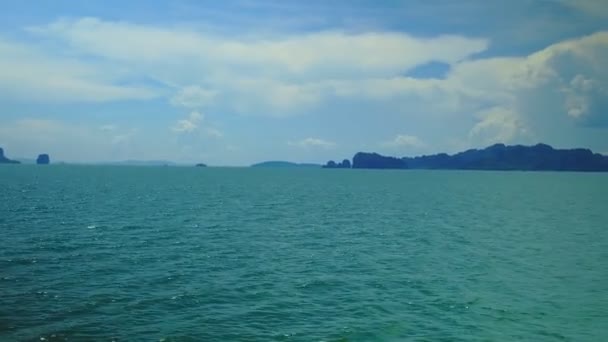Панорамний вид туристичного транспортного судна на один з островів Азії під час відпустки, пропонуючи красивий ландшафт через зелені гори. Принесіть море і блакитне небо і білі хмари. - Кадри, відео
