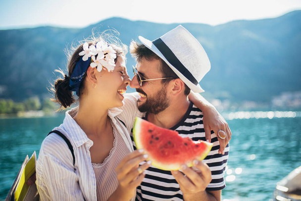 Fröhliches Paar mit Scheiben Wassermelone - Foto, Bild