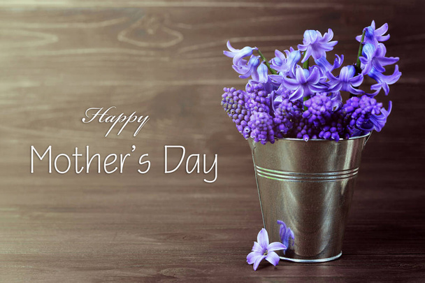 Щаслива листівка Дня матері з весняними квітами у відрі
 - Фото, зображення