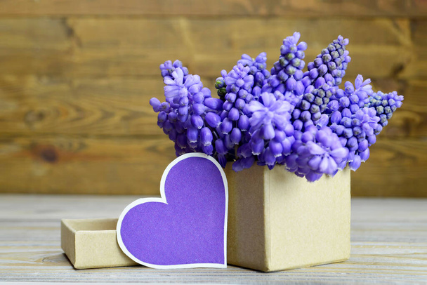 Regalo del Día de las Madres. Flores de jacinto de uva y decoración del corazón sobre fondo de madera - Foto, Imagen