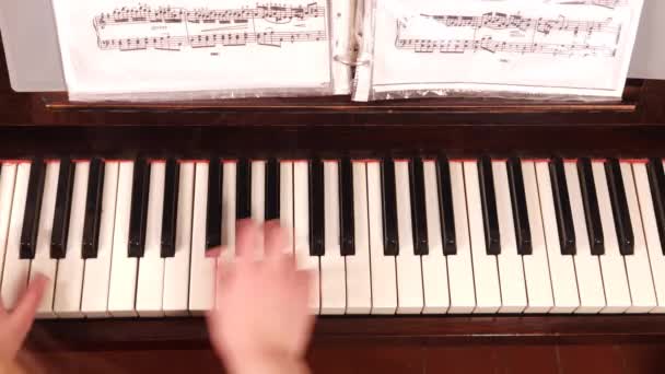 A menina toca piano, estudando na escola de música na aula de piano. - Filmagem, Vídeo