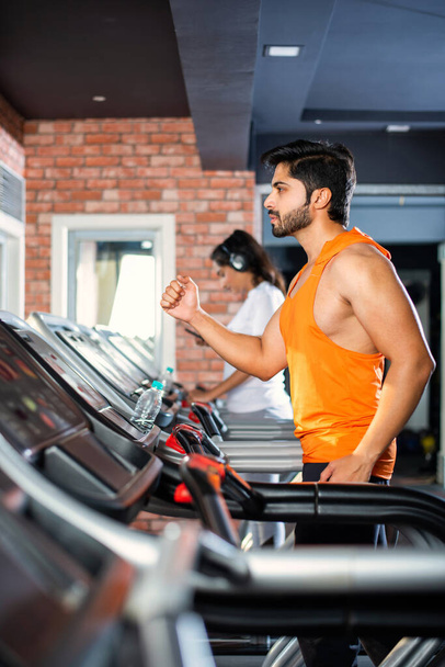 Indyjska azjatycka atrakcyjna para robi program treningu cardio w centrum fitness lub siłowni, selektywne focys - koncepcja zdrowia i fitness - Zdjęcie, obraz