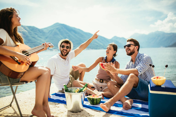 Щасливі друзі, що вечірки на пляжі з напоями
 - Фото, зображення