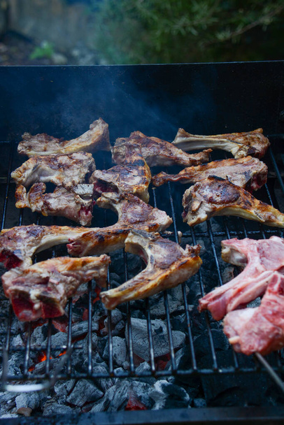 Italian barbeque with grilled lamb chops - Foto, immagini