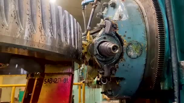 Procesamiento mecánico de engranajes con fresadoras en una máquina de corte de engranajes CNC. Producción y fabricación de engranajes. - Metraje, vídeo