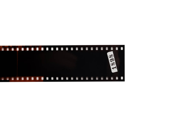 Pièce de bande de film 35mm isolée sur fond blanc. - Photo, image