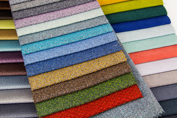 Набор образцов ткани для отделки мебели. Многоцветные обивочные полосы. - Фото, изображение