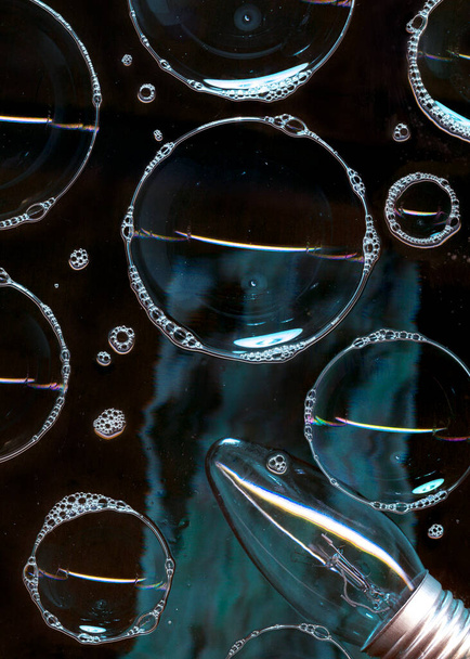 Мильні бульбашки піни на скляній поверхні ізольовані на чорному тлі. Світло в темну ніч. Абстрактне освітлення. Нічний клуб абстрактні шпалери
 - Фото, зображення