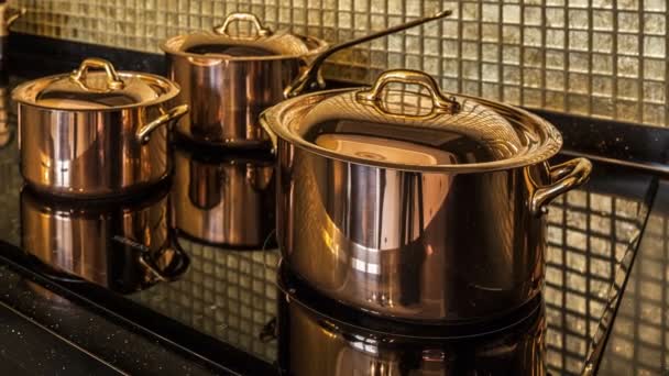 блискучі сковороди на плиті в багатому золотому інтер'єрі
 - Кадри, відео