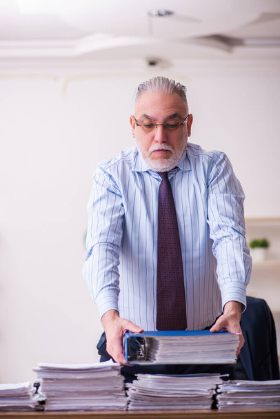 Vieil homme d'affaires employé mécontent du travail excessif dans le bureau - Photo, image