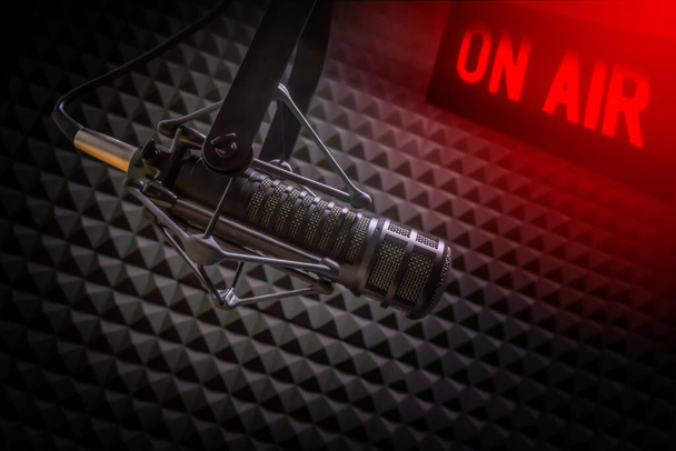 Professzionális mikrofon rádióállomás stúdióban és feliraton - Fotó, kép