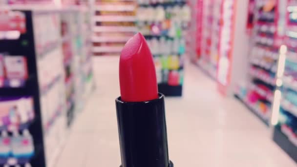 Punainen huulipuna kauneuskaupassa, meikki ja kosmetiikka - Materiaali, video