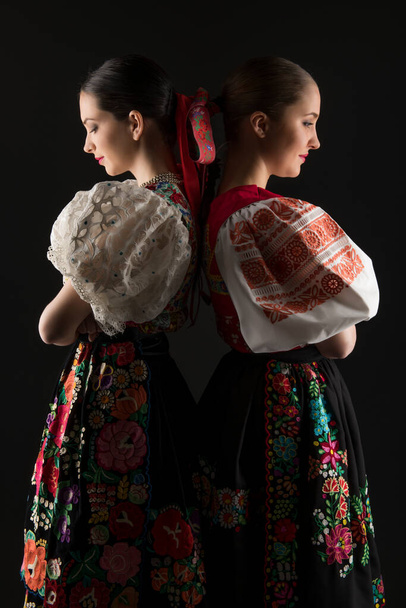 молодые красивые словацкие женщины в традиционной одежде. Словацкий фольклор - Фото, изображение