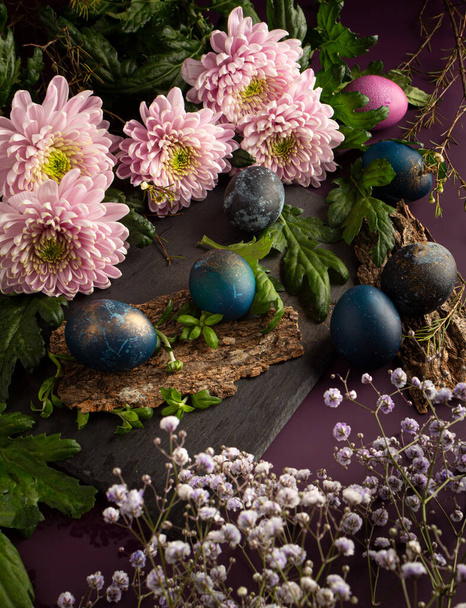 Dyed easter eggs with with beautiful chrysanthemum and gypsophila flowers - Foto, Bild