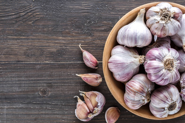 Garlic cloves on a wooden vintage background. - Foto, Bild