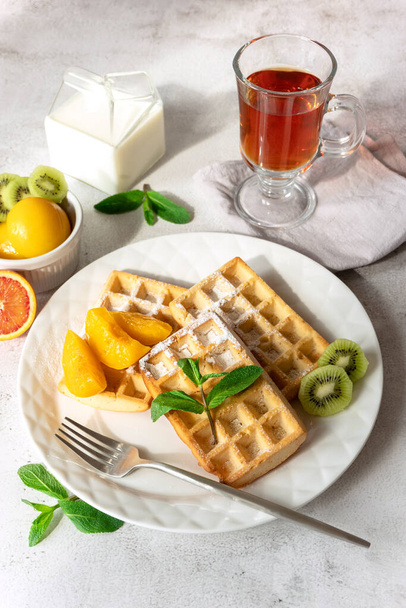 Verse Belgische wafels met fruit geserveerd als ontbijt - Foto, afbeelding