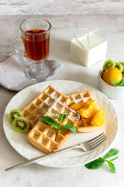 Świeże belgijskie gofry z owocami serwowanymi na śniadanie - Zdjęcie, obraz