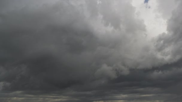 Zeitraffer-Aufnahmen von sich schnell bewegenden dunklen Wolken, die sich vor dem Gewitter am stürmischen Himmel bilden. - Filmmaterial, Video