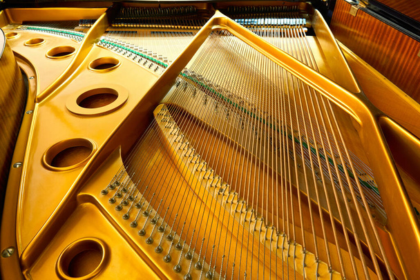 piano deck close view, akkoorden en andere delen, vleugel piano muziekinstrument - Foto, afbeelding