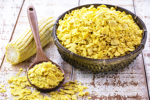 Płatki kukurydziane i mielona mączka kukurydziana, składnik kulinarny tradycyjnej żywności zwanej kuskus - Zdjęcie, obraz