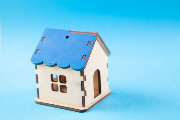 маленький дом на синем фоне - Фото, изображение