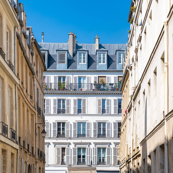 Paryż, typowe budynki w Marais, w centrum francuskiej stolicy - Zdjęcie, obraz