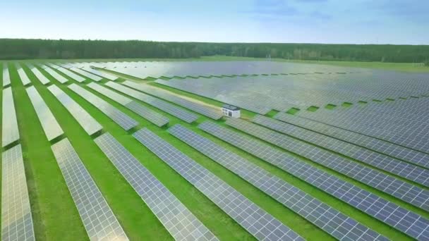 Ecología de los paneles de plantas de energía solar en los campos de energía verde en un día soleado - Metraje, vídeo